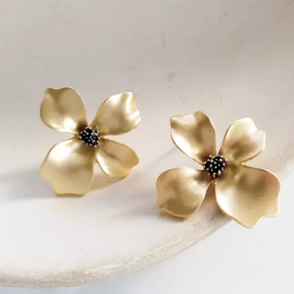 “Riya” Minimalist Cute Gold Floral Stud Earring - Picture 13 of 13